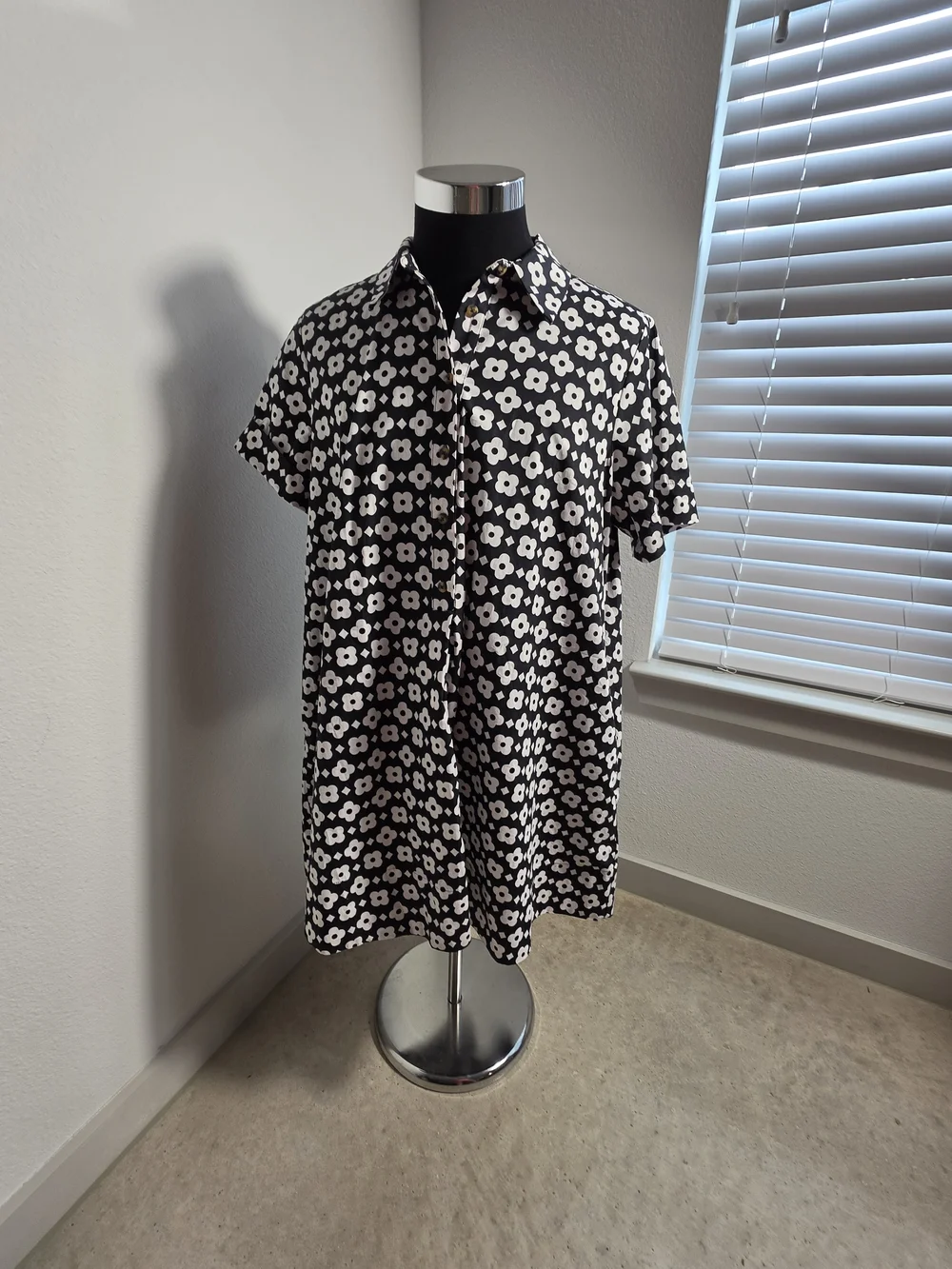 Anthropologie Maeve Black & White Mod Floral Mini Shirt Dress- Large - Picture 2 of 6